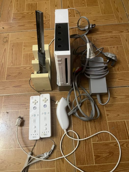 Wii Nintendo usada com carregador de comandos, comandos e base