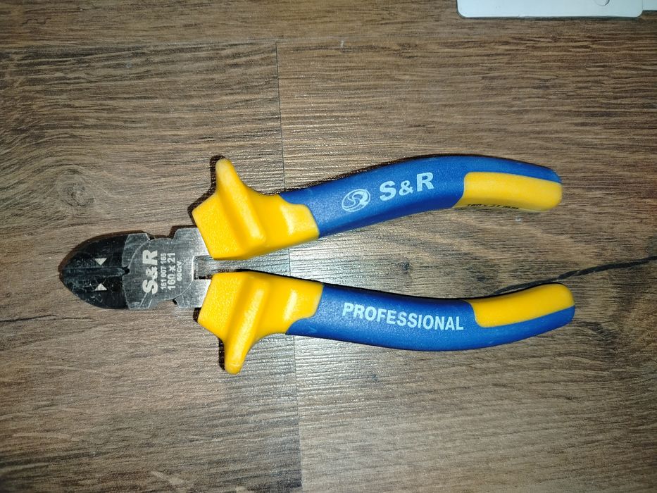 Narzędzia wkrętaki, szczypce, akryl.