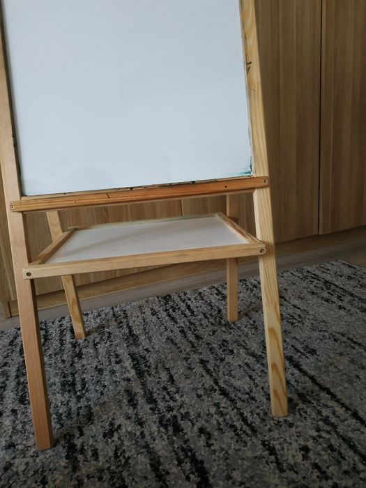 Dwustronna tablica na drewnianych nóżkach
