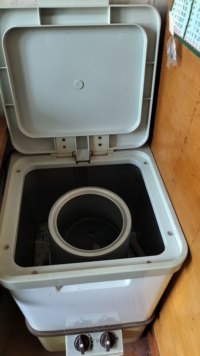 Машина пральна з центрифугою.