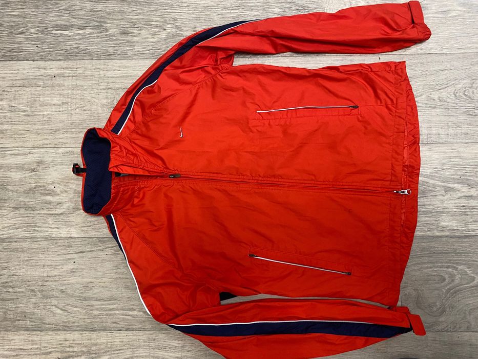 Продаю Яркую Ветровку Nike CLIMA-FIT