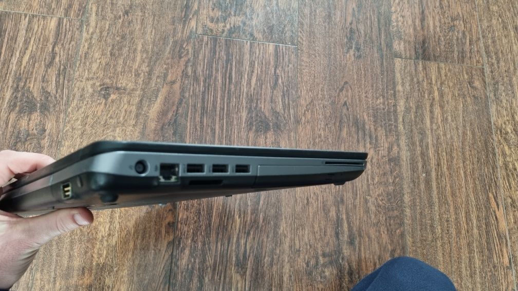 Laptop HP ProBook 650 G1 z monitorem i stacją dokującą