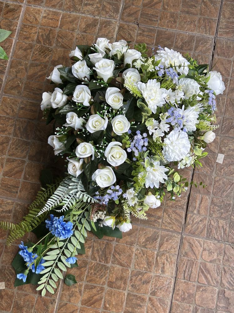 Wiązanka serce grób cmentarz róże dzień ojca biało niebieska