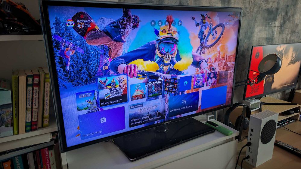 Xbox Series S 512 GB + 2 pady + 2 aku + stacja dokująca Venom