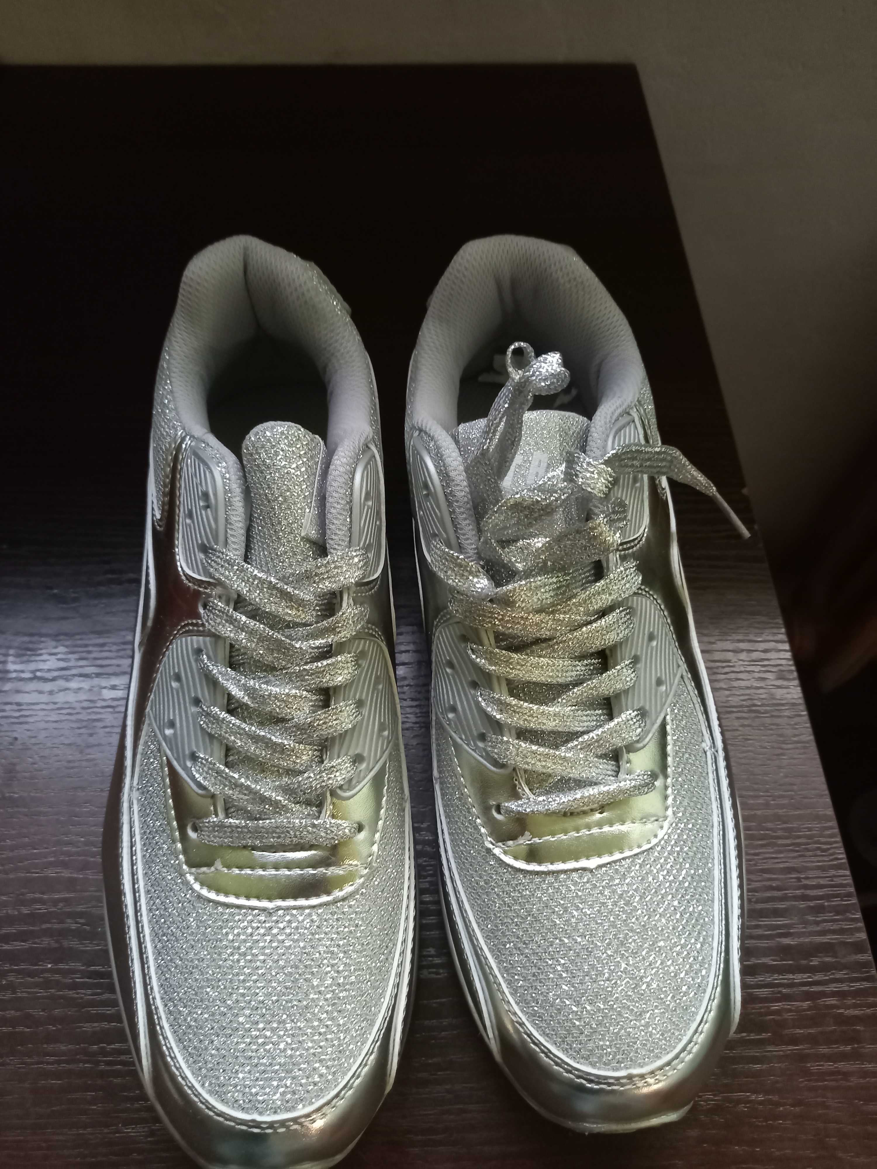 Buty srebrne nowe