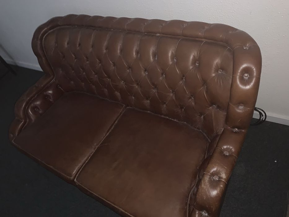Sofa vintage em pele dois lugares - elegância com história!