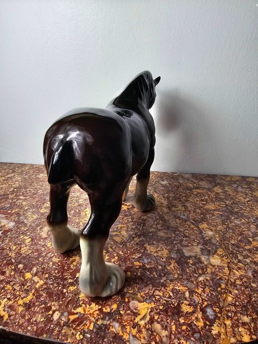 Duży piękny ceramiczny koń rasy Clydesdale 25 cm klejone ucho