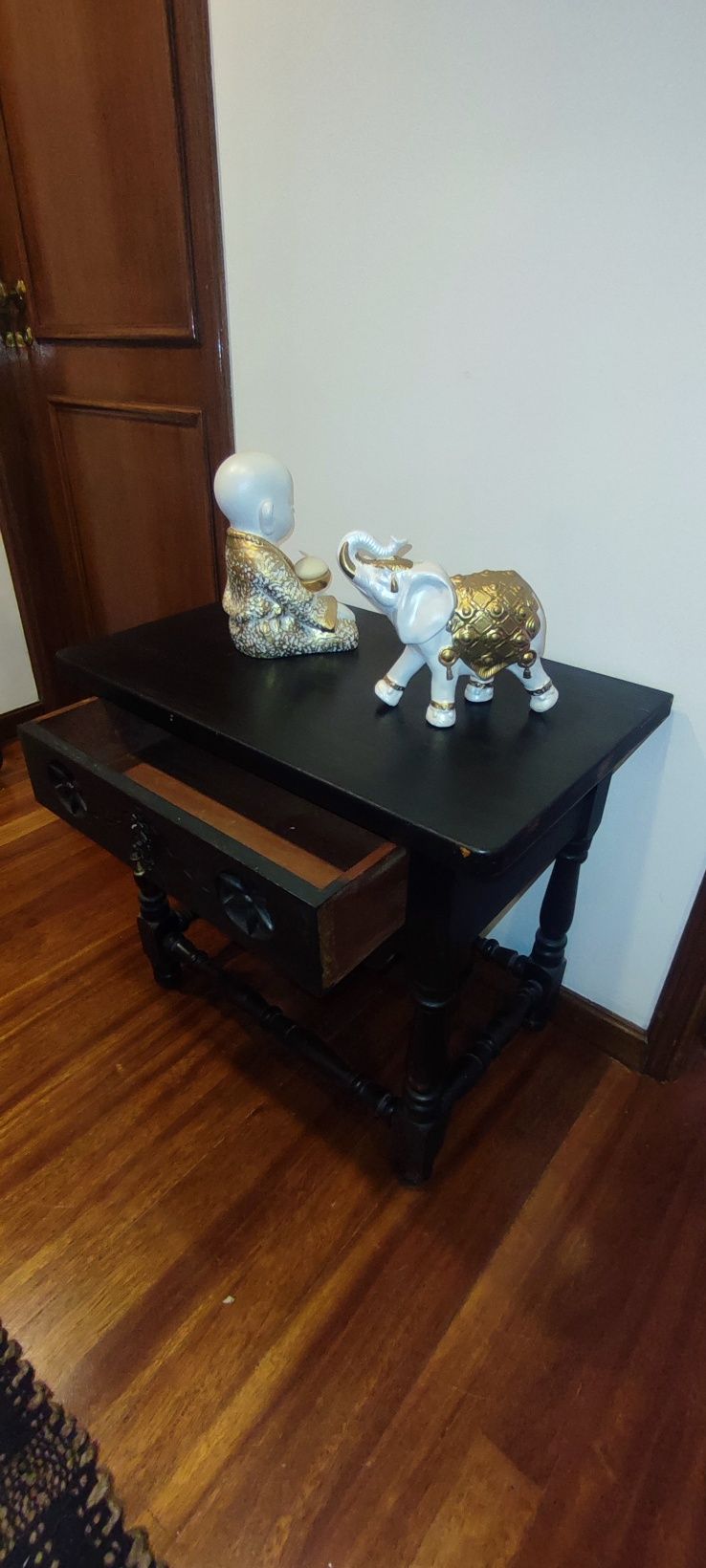 Mesa de apoio em Mogno