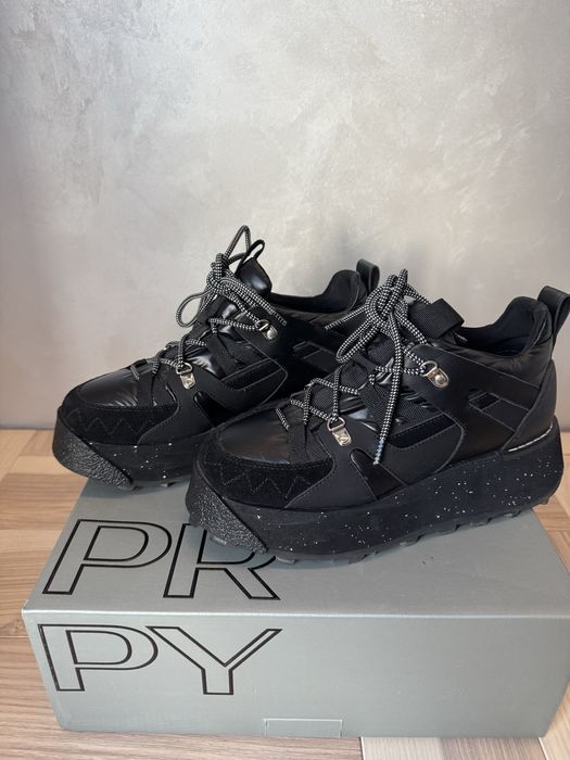 Кросівки осінні жіночі