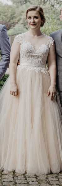 Suknia ślubna brzoskwiniowa z trenem