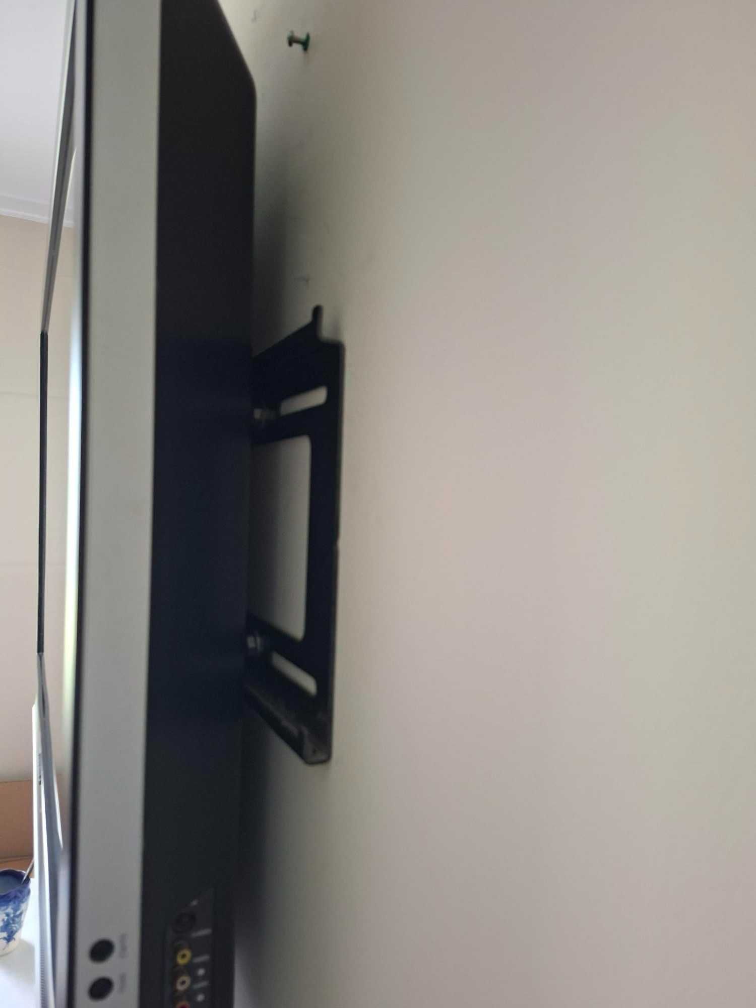 Televisão Samsung com suporte parede, em bom estado, usada a funcionar