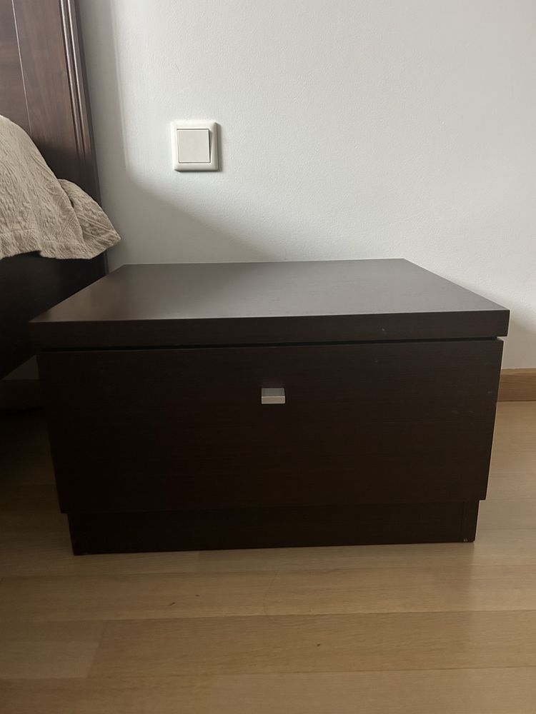 Szafka nocna z szufladą.