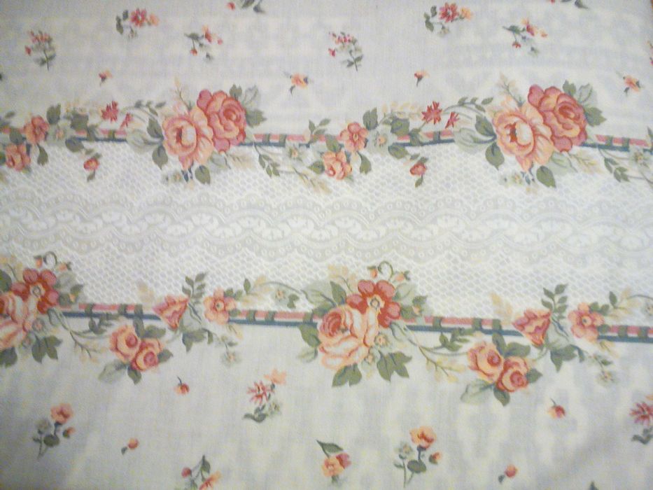 Obrus, zasłonka, materiał ecri z różami i nadrukiem białej koronki