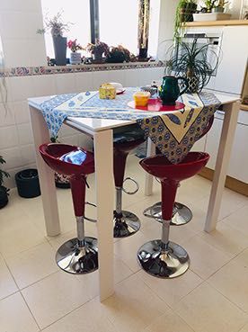 Mesa de cozinha alta e 4 bancos de bar