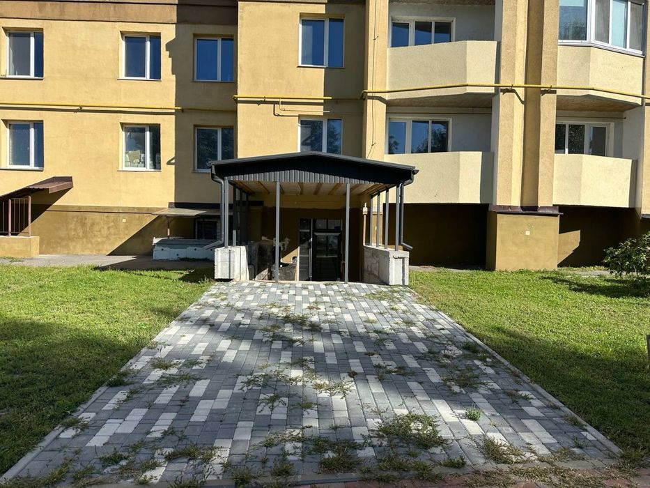 Здається в оренду цьокольне приміщення, окремий вхід з фасаду