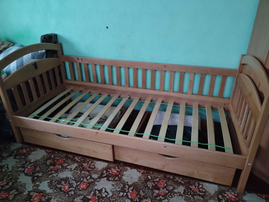 Дитяче односпальне ліжко з бортиком та шухлядами