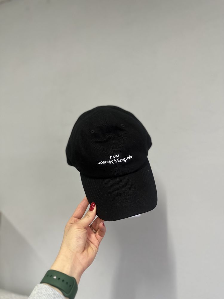Нова кепка відомого бренду
