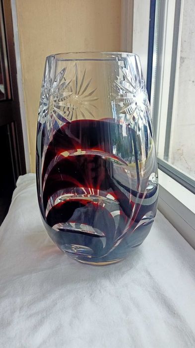 Wazon kryształowy Mimoza szlifowane gwiazdy bordowe pasemka huta Julia