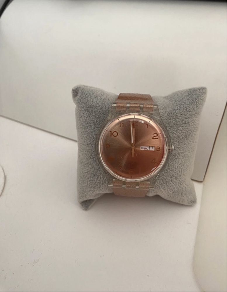 Relógio Swatch com glitter em Rose Gold