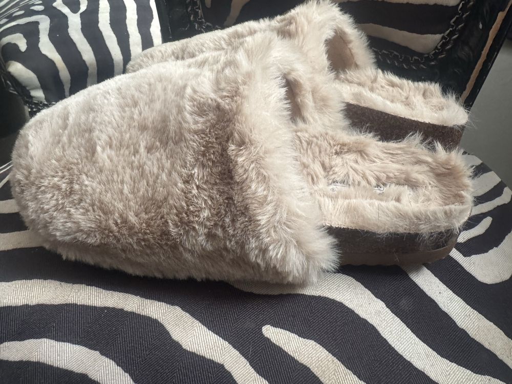 Puszyste kapcie typu mule Primark 40/41