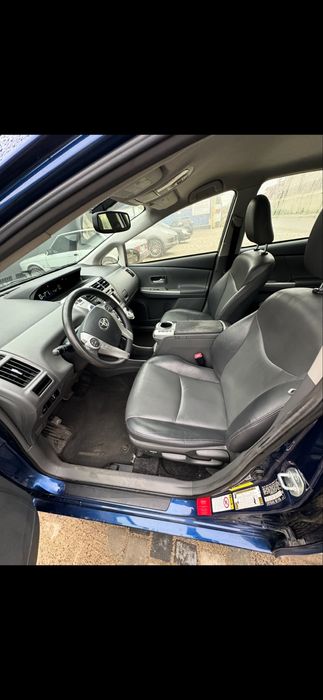 Сдам в аренду авто TOYOTA   Prius V  2013 год под такси