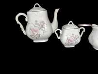 Serviço de chá porcelana em vista alegre 
Bule 
Leiteira 
Açucareiro
8