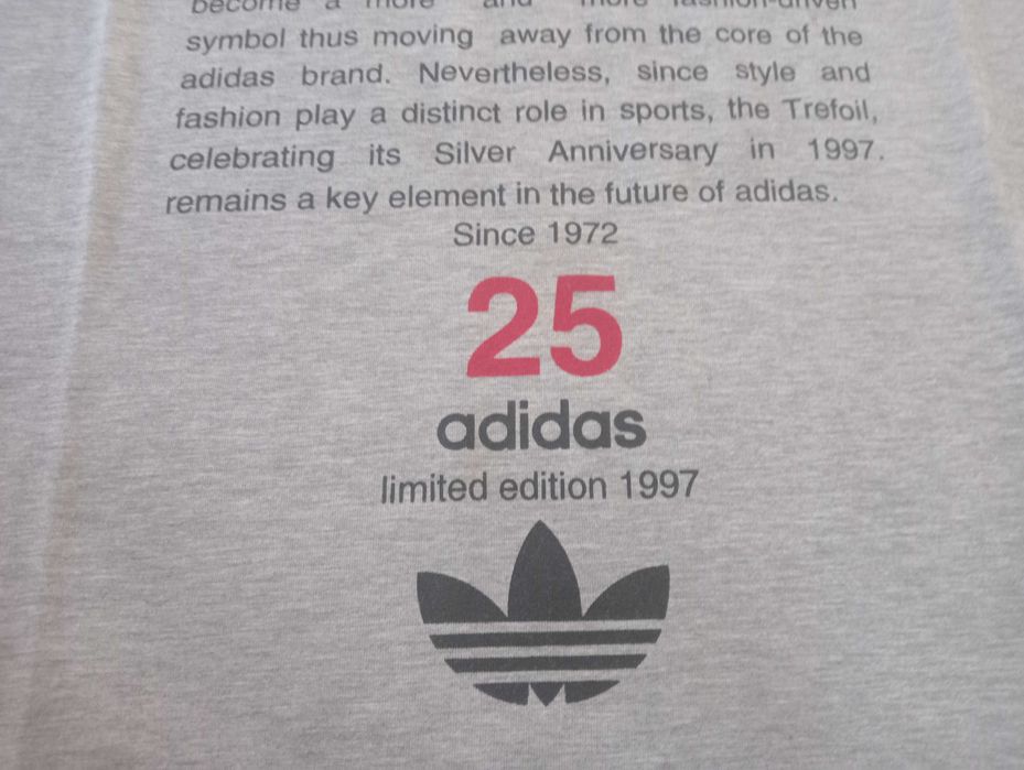 T-shirt anos 90 adidas edição comemorativa