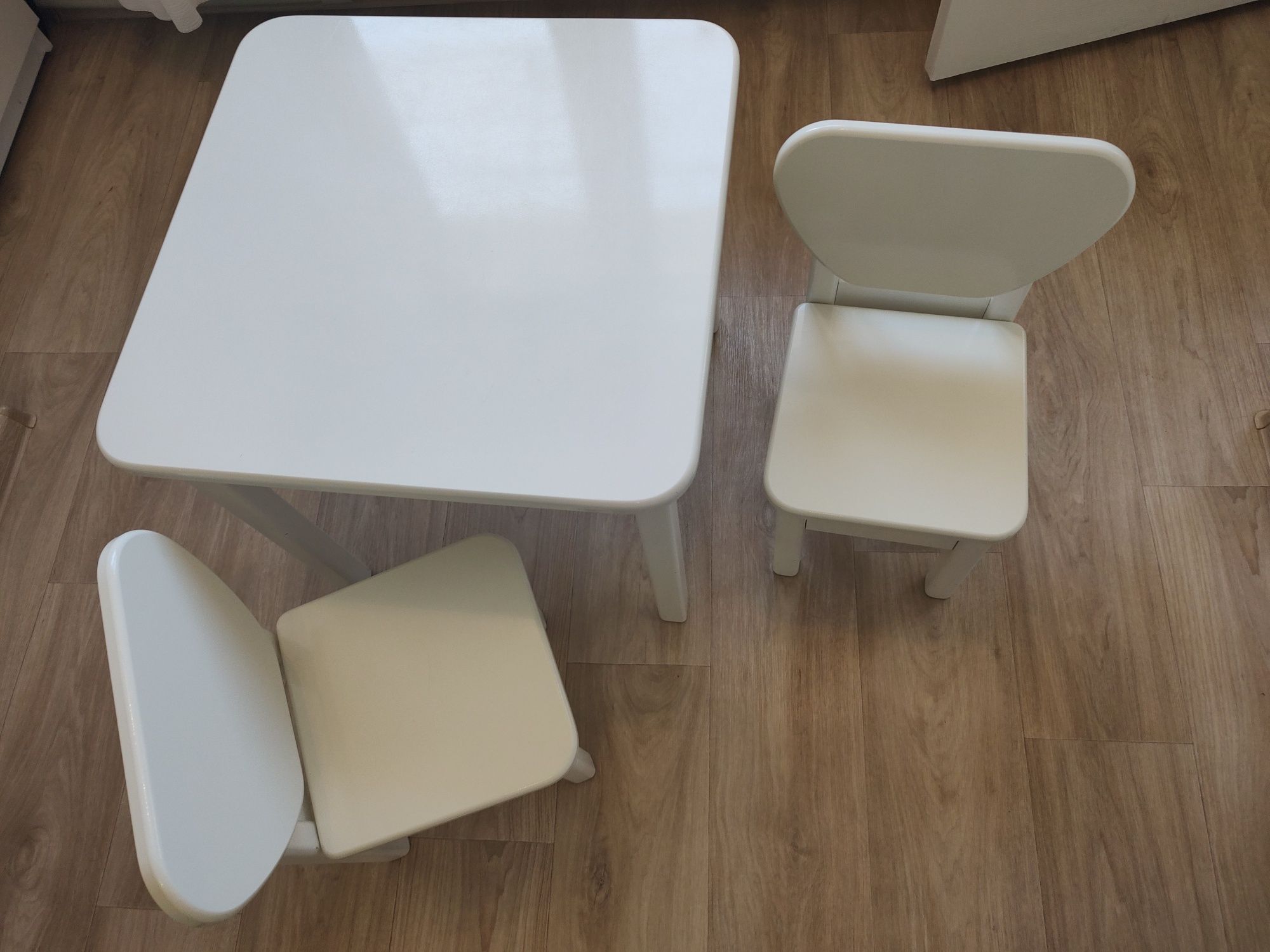 Дитячі білі мебелі стіл і стільці