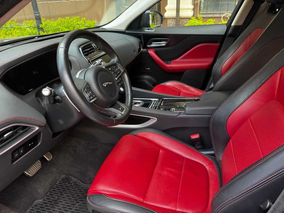 Jaguar F-Pace R-Sport 2.0 AWD (300 л.с.)
