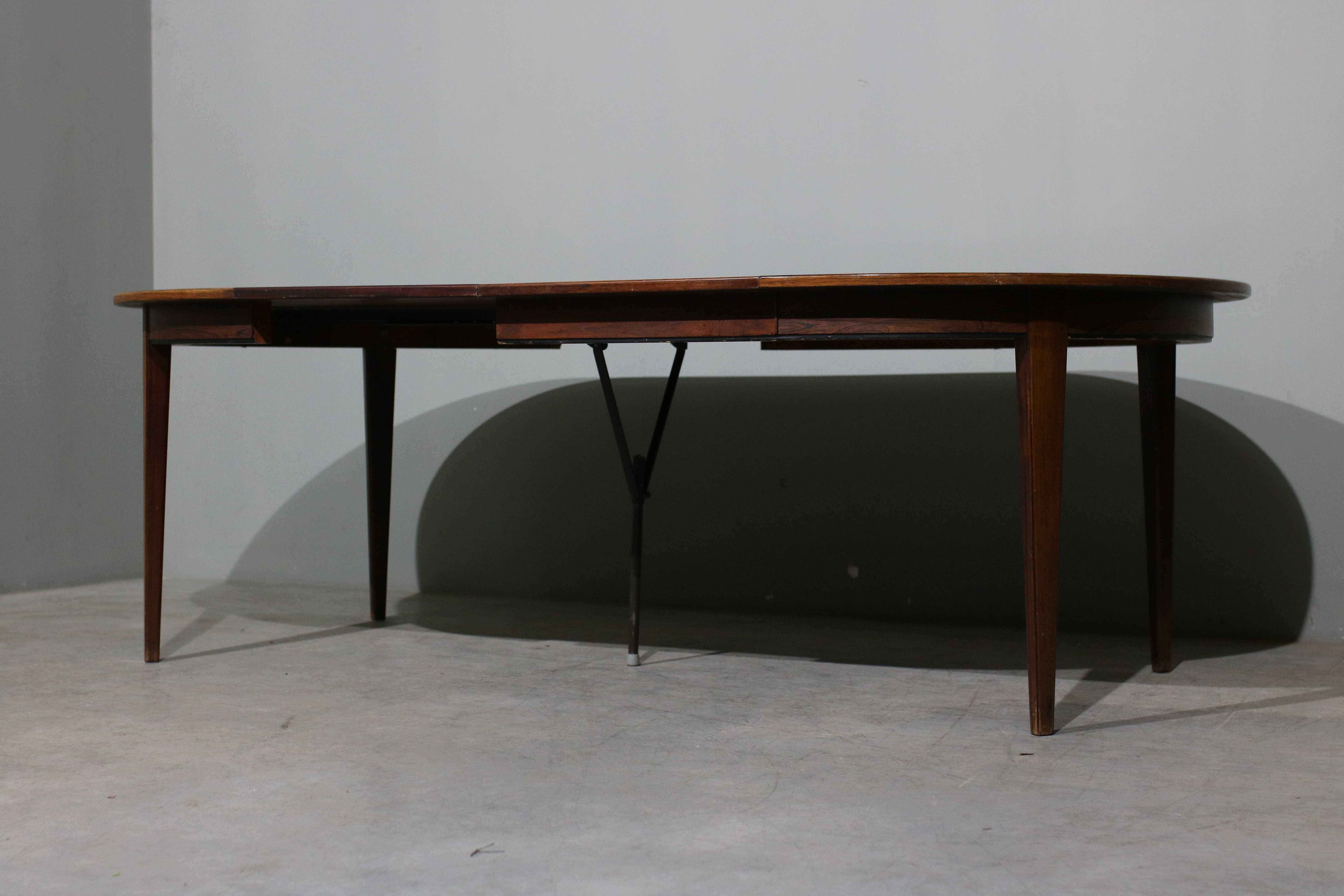 Mesa de jantar extensível Omann Jun modelo 55 em pau santo