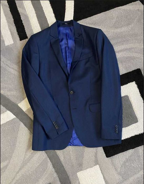 Класичний костюм, синього кольору. Метелик у подарунок.