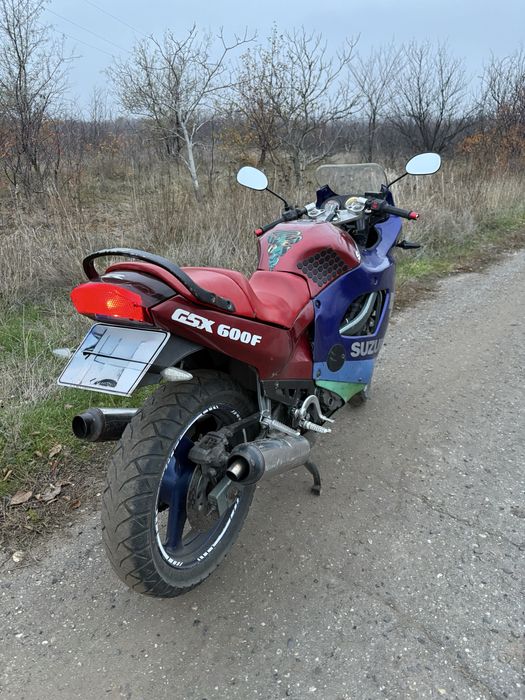Мотоцыкл Сузуки 600 на ходу