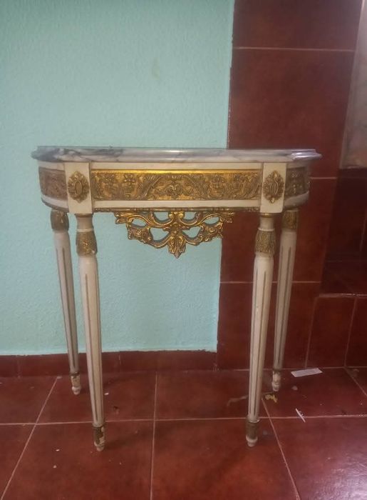 Credência antiga com espelho