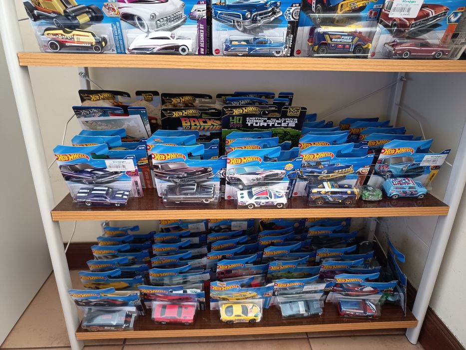 Lote 124 Hotwheels em caixa