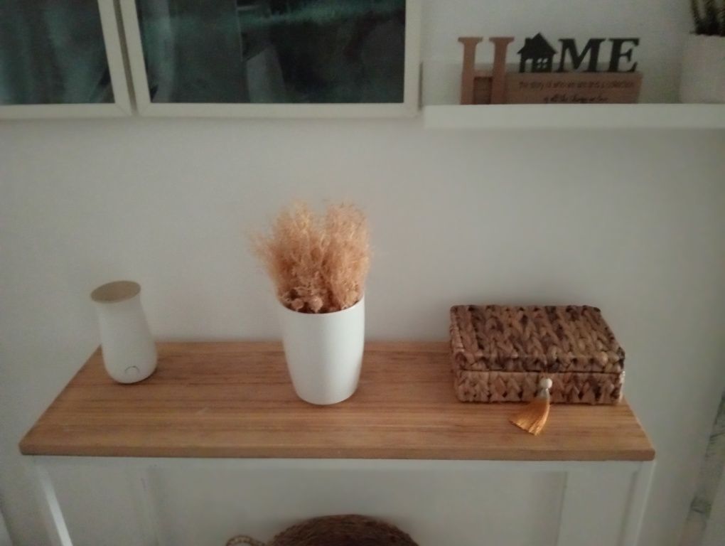 Mesa em ferro branco e madeira clara