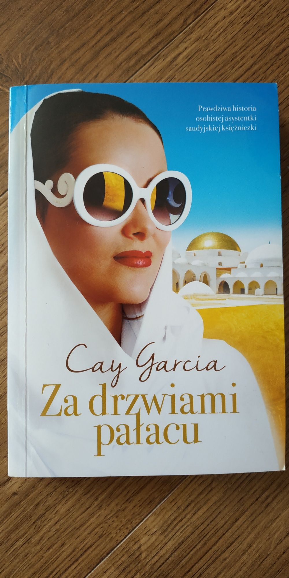 Książka "Za drzwiami pałacu"