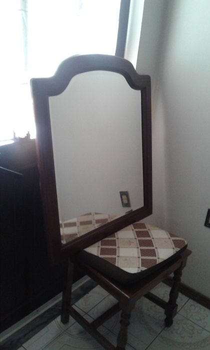Espelho com moldura em madeira
