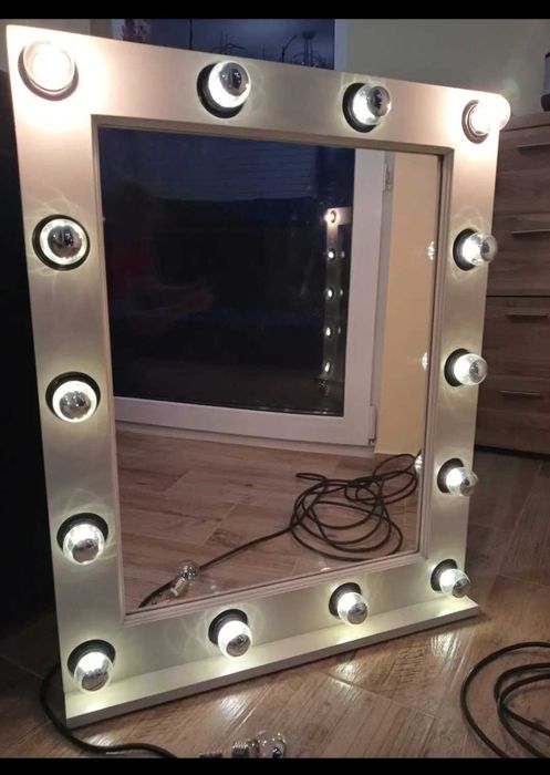 Lustro do makijażu makeupu wizażu z żarówkami