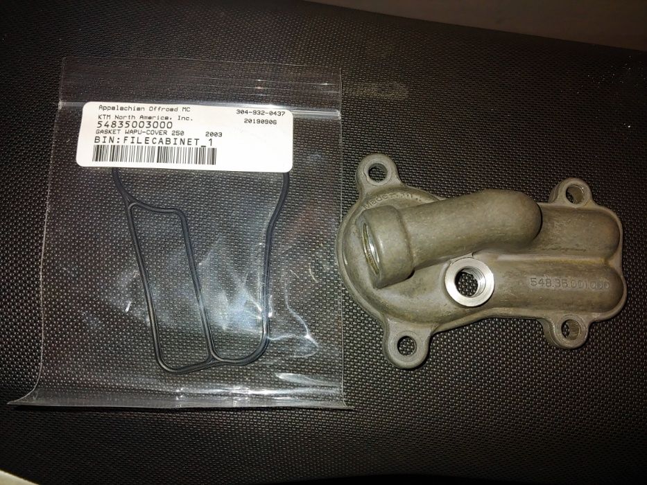 Нова кришка помпи охолодження + прокладка KTM EXC 250 / 300 2003-2011