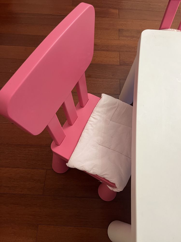 Стіл та два стульчики ikea