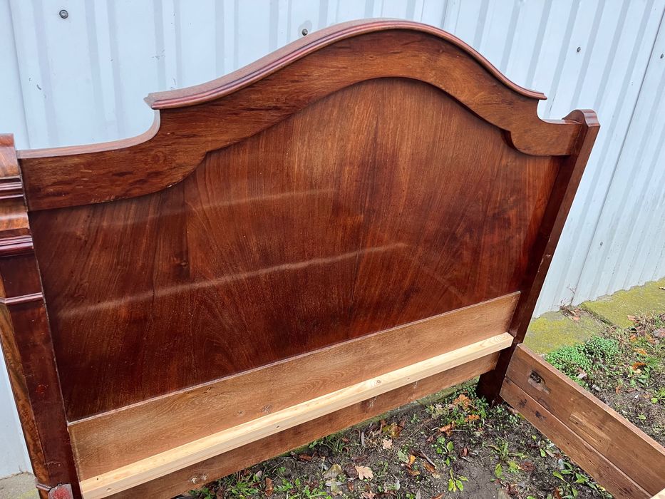 Stare łóżko Biedermeier .