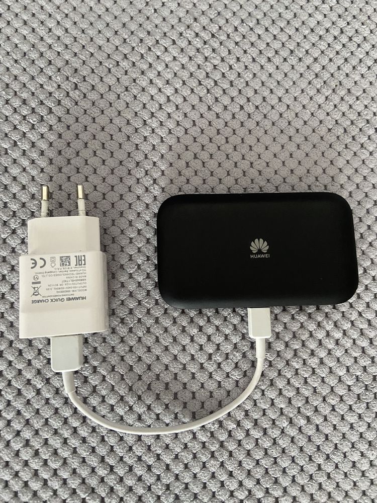 Router  bezprzewodowy  Wi-Fi  Huawei  z ladowarka  .