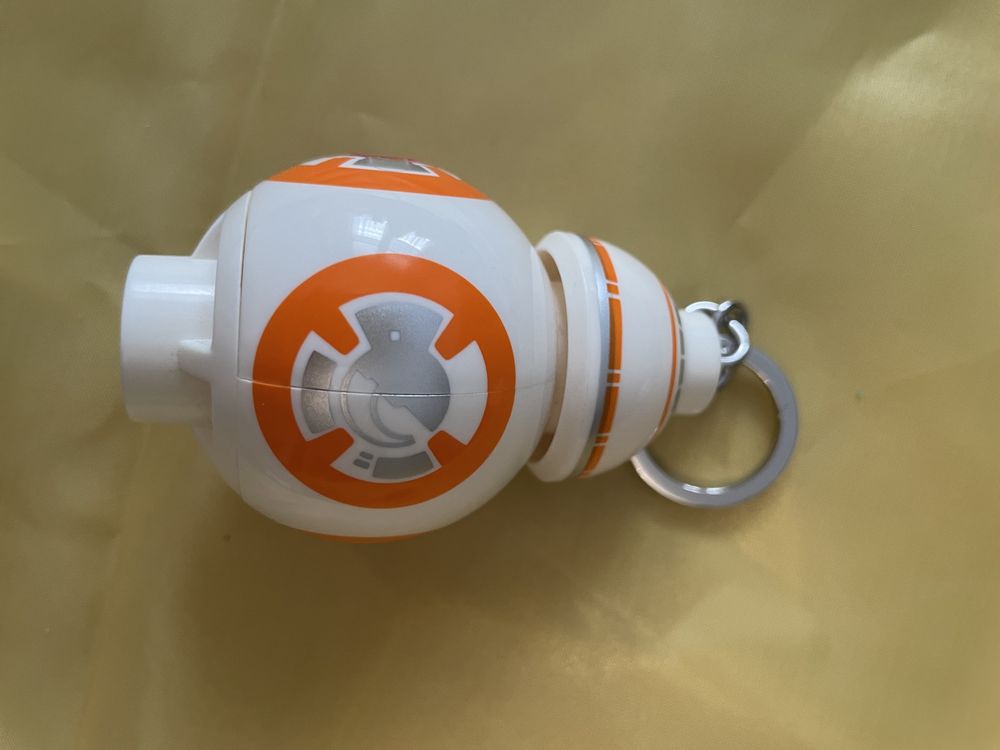 breloczek z latarką  r2d2 i BB8