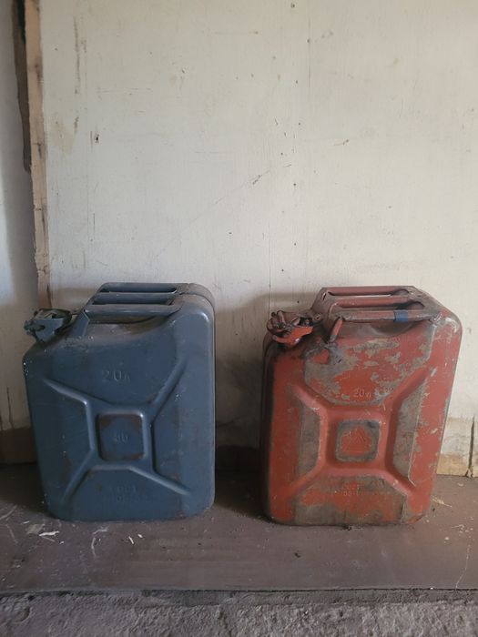 Две канистры и огнетушитель