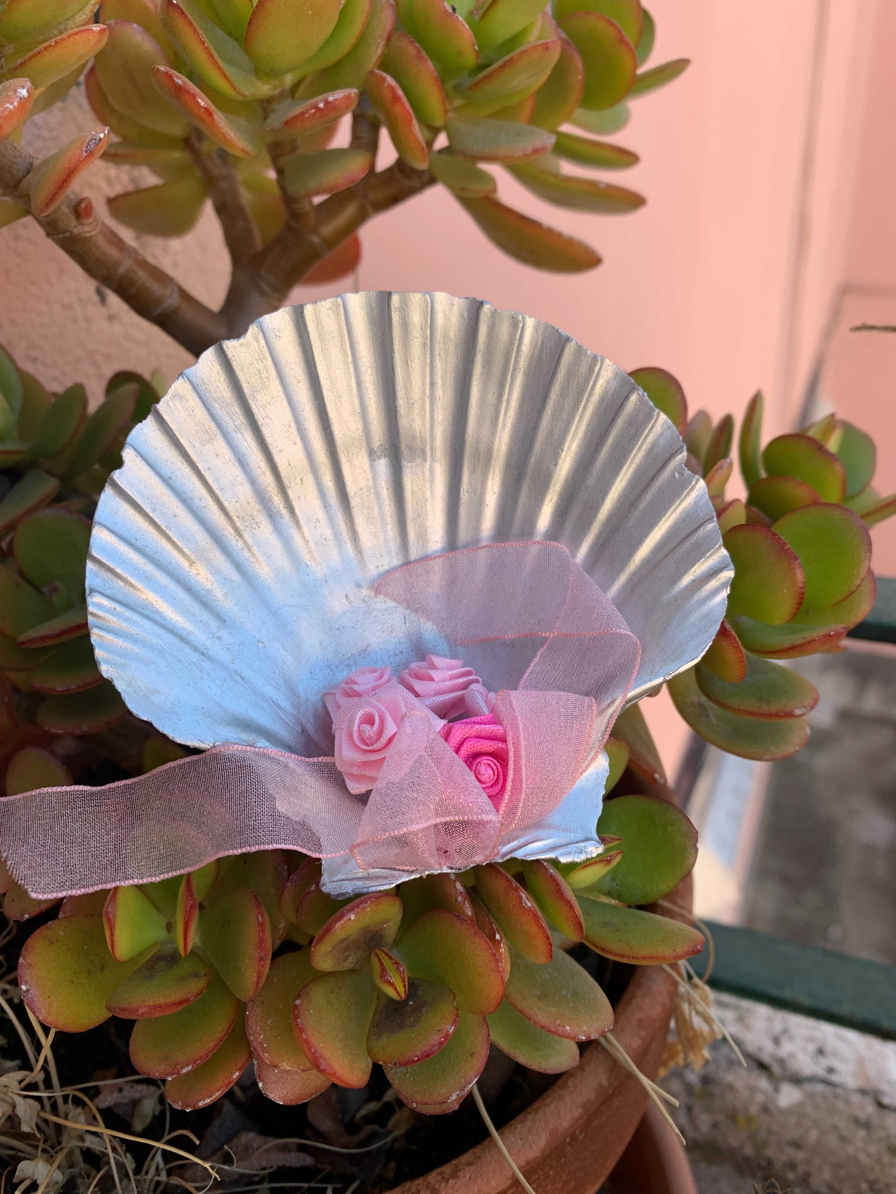 Concha de batismo prateada 5 rosas com saqueta transparente letra J