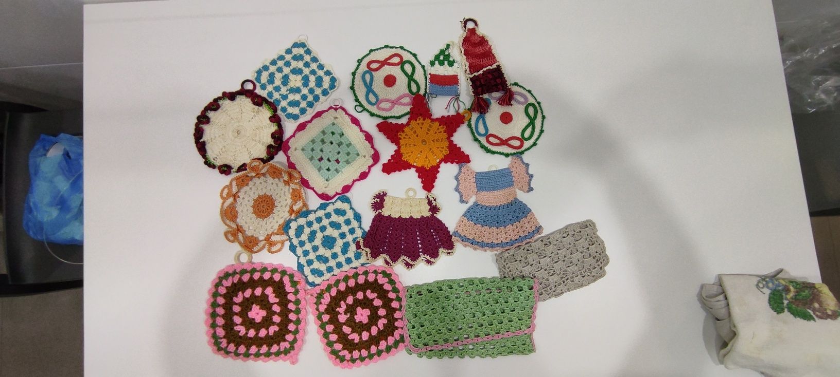 Conjunto de pegas e decoração em crochê