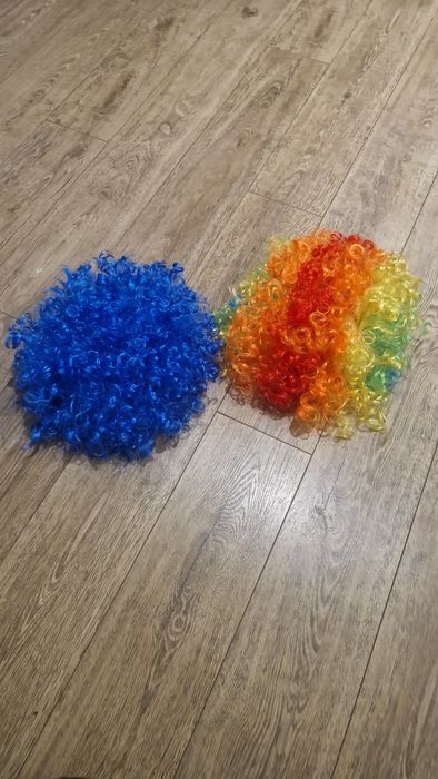 Peruki niebieska i kolorowa