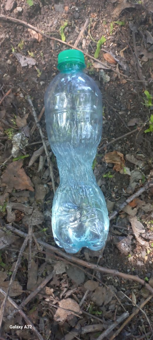 Butelka kolekcjonerska z wodą z pełucznicy