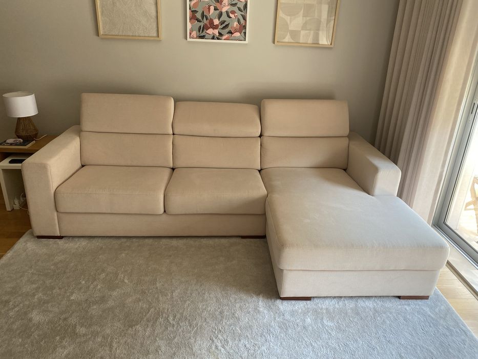 Sofá bege com dois deslizadores e 1 chaise longue