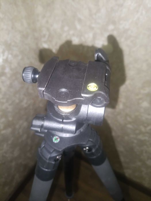 Штатив ,тринога.